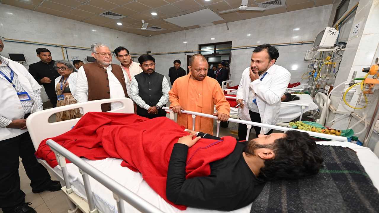 घायल श्रद्धालुओं से मिले सीएम योगी, बोले- घबराना मत, सब ठीक हो जाएगा घायल श्रद्धालुओं से मिले सीएम योगी, बोले- घबराना मत, सब ठीक हो जाएगा